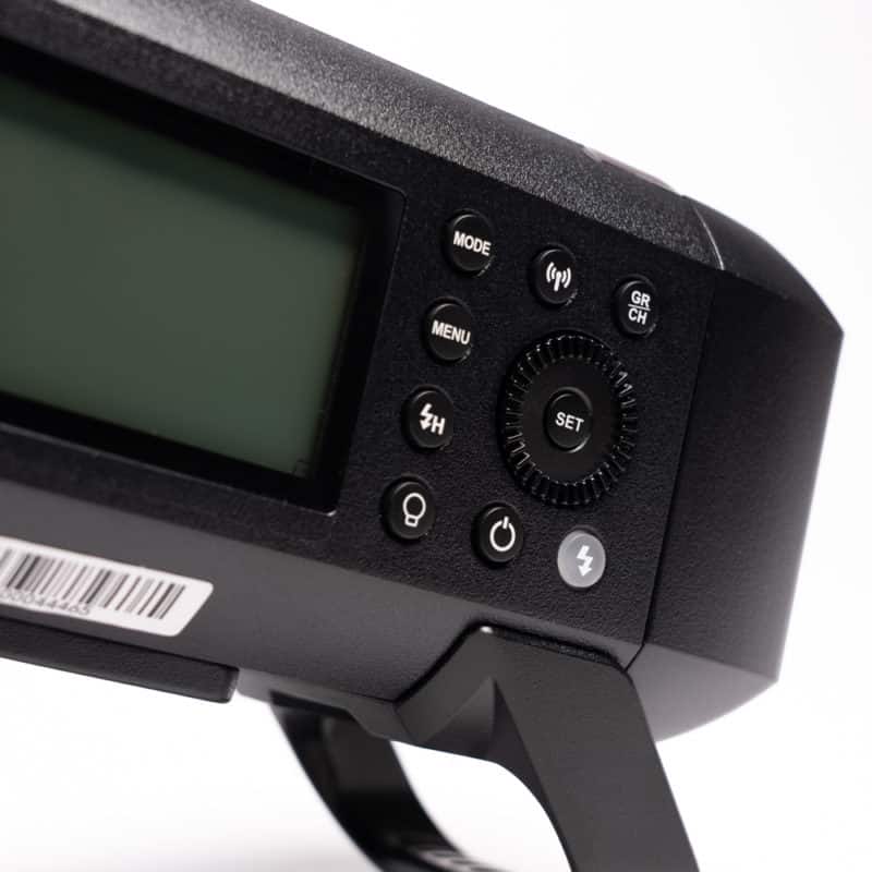 coté gauche du flash godox ad400 pro avec écran et boutons de réglage