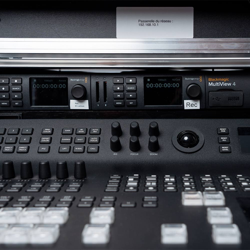 Panneau de controle blackmagic de régie vue sur les hyperdeck